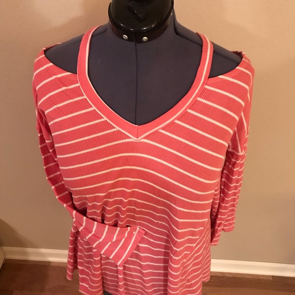 Shoulder peek, v-neck, 3/4 length top. - Picture 1 of 6